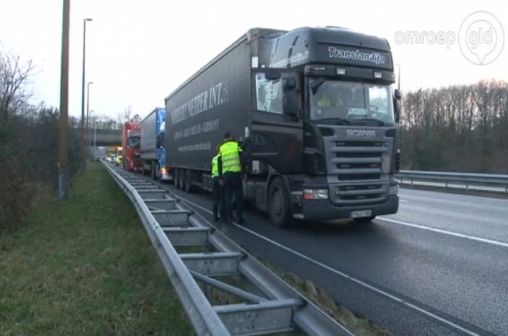 Drie vrachtwagens betrokken bij ongeval op de A50