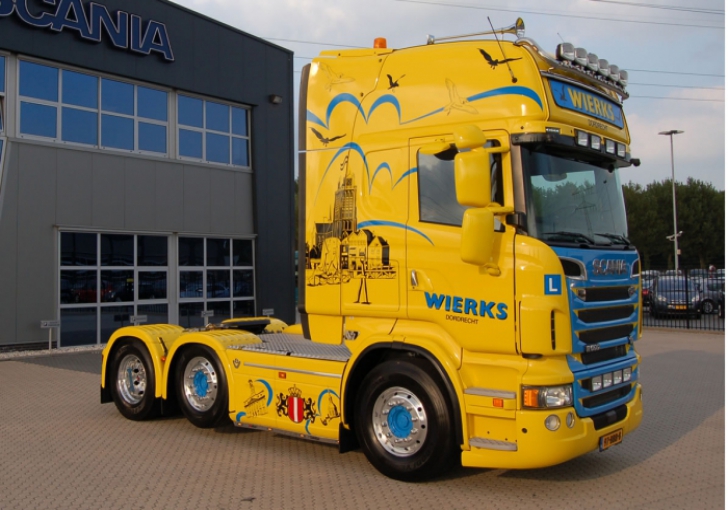 Fotobijschrift: Twee zeer doordachte en dik uitgevoerde Scania’s R 500 met voorloopas voor Verkeersschool Wierks Dordrecht