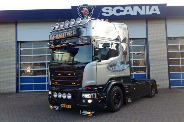 Scania V8 R580 Silver Griffin nr 88/100 Kraemer transport - Reuver