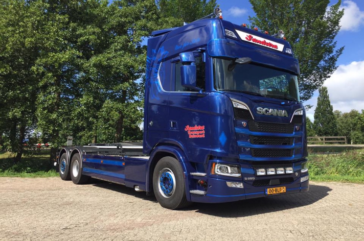 Nieuwe Scania S580 motorwagen voor Sandstra te Bolsward