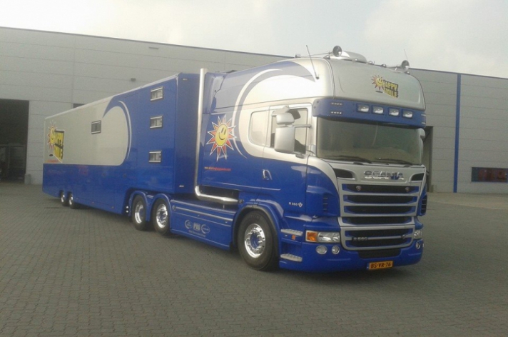 Scania R560 voor Stichting Happy Smile